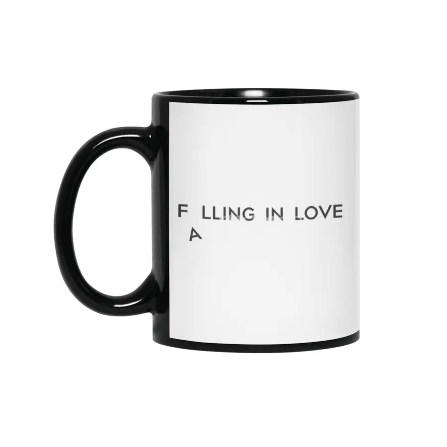 Valentines day gift with Falling in love minimalist words Siyah Kupa