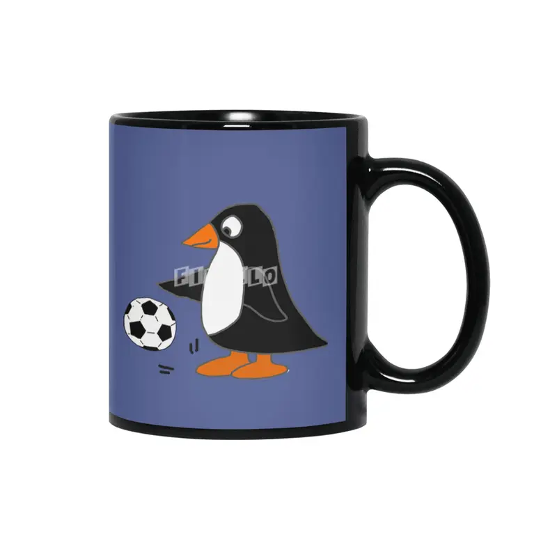 Funny Penguin Playing Soccer Sports Cartoon Siyah Kupa