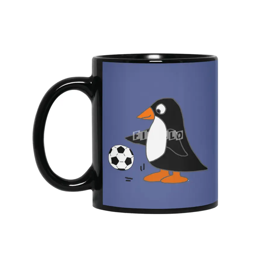 Funny Penguin Playing Soccer Sports Cartoon Siyah Kupa