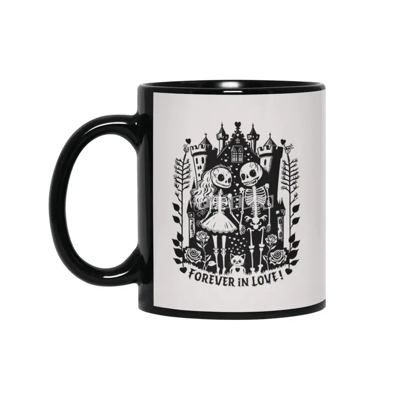 Forever in Love - creepy Bride and groom Skeleton in front of a Castle, Roses, cute Cat and Hearts Siyah Kupa