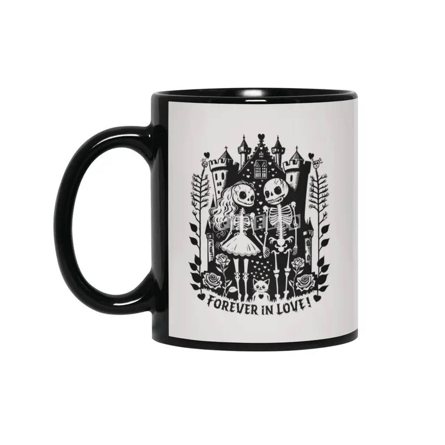 Forever in Love - creepy Bride and groom Skeleton in front of a Castle, Roses, cute Cat and Hearts Siyah Kupa