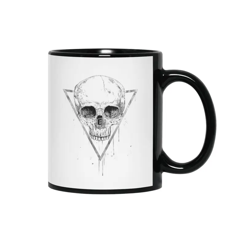 Skull in a triangle (bw) Siyah Kupa