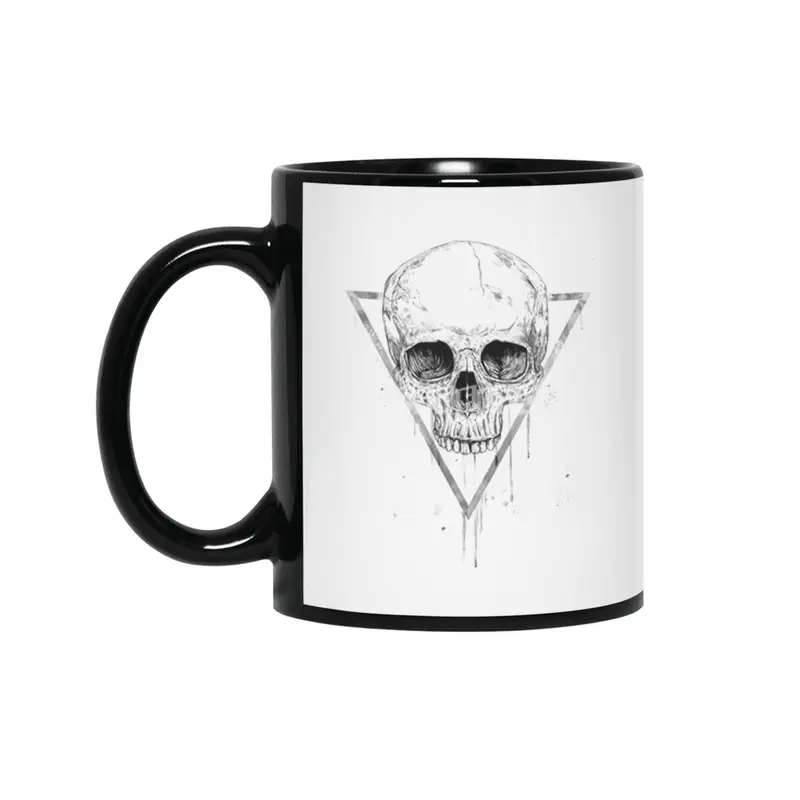Skull in a triangle (bw) Siyah Kupa