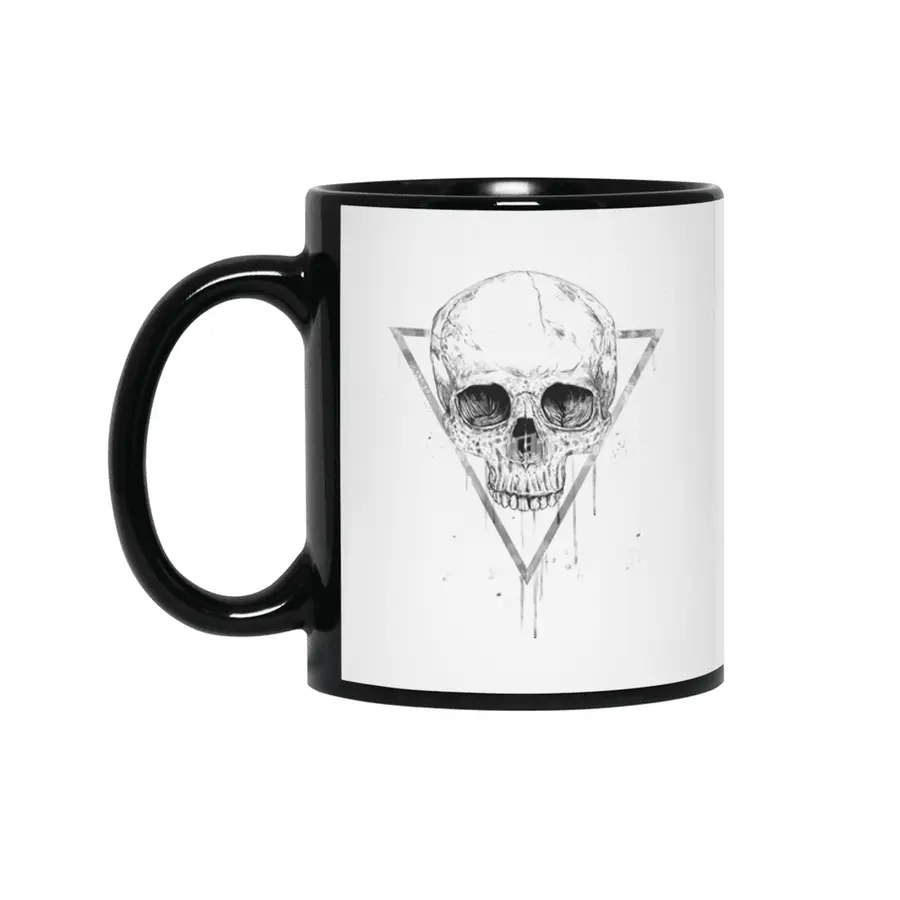 Skull in a triangle (bw) Siyah Kupa