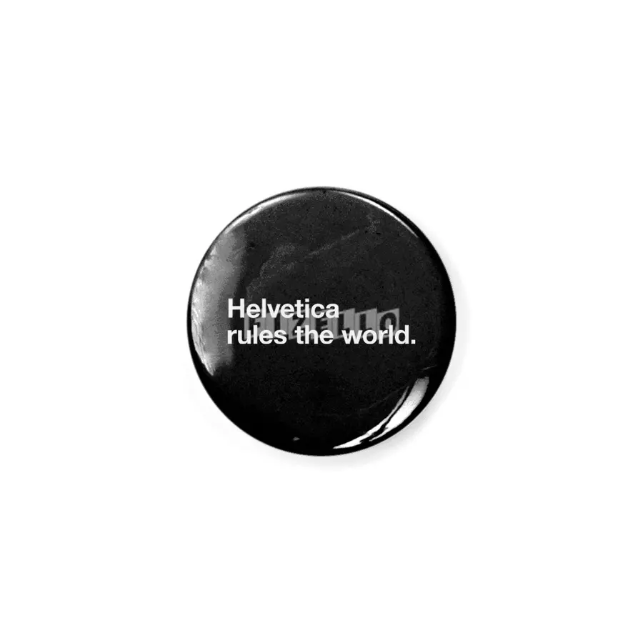 Helvetica Rules the World (black) Rozet