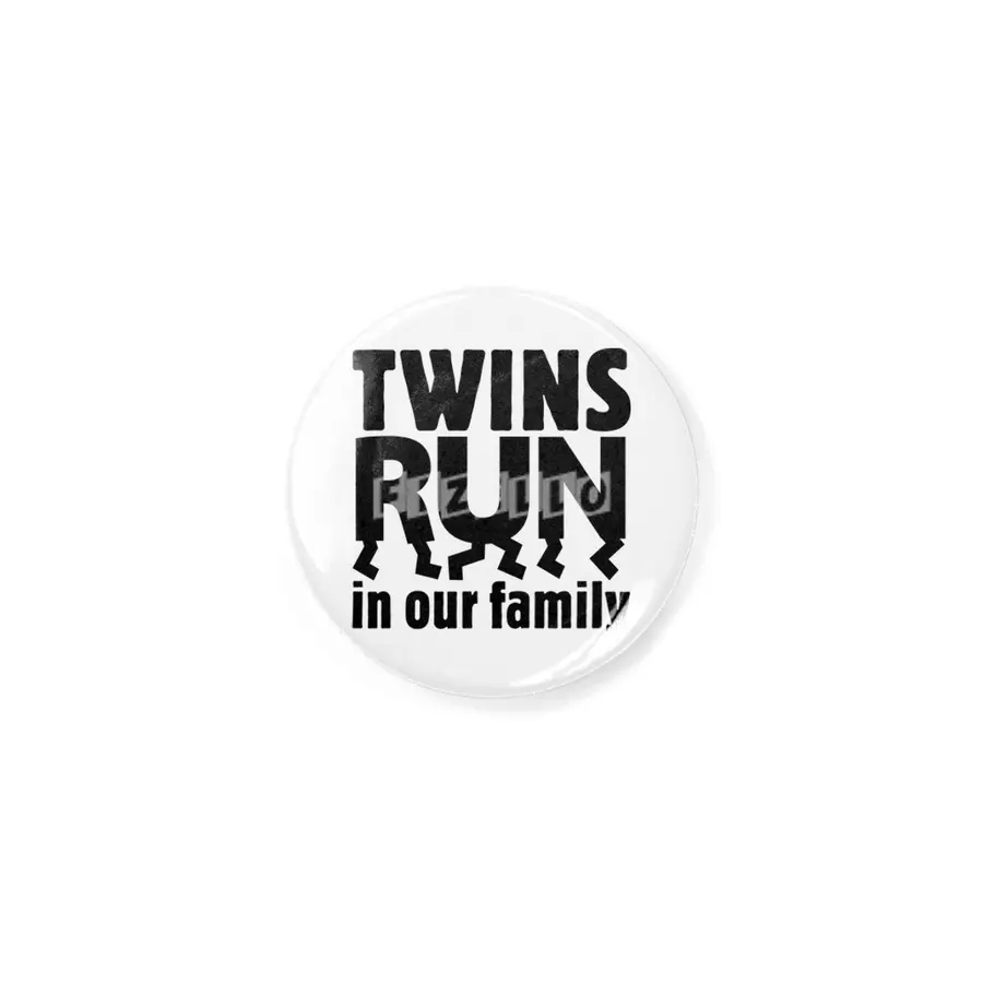 TWINS RUN in our family (Black Lettering Only) Rozet