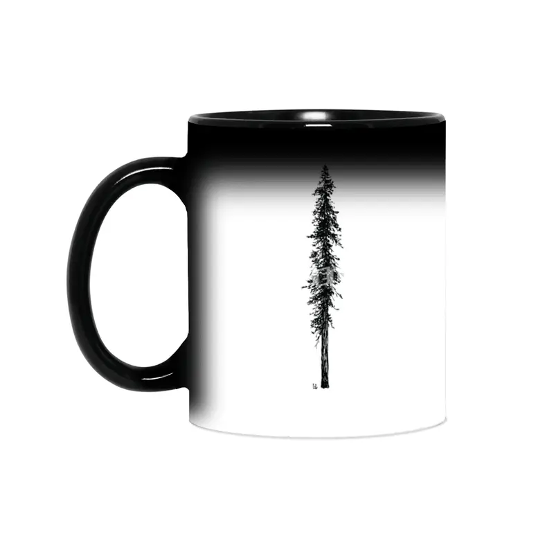 Love in the forest - a couple and their dog under a solitary, towering Douglas Fir tree Sihirli Kupa