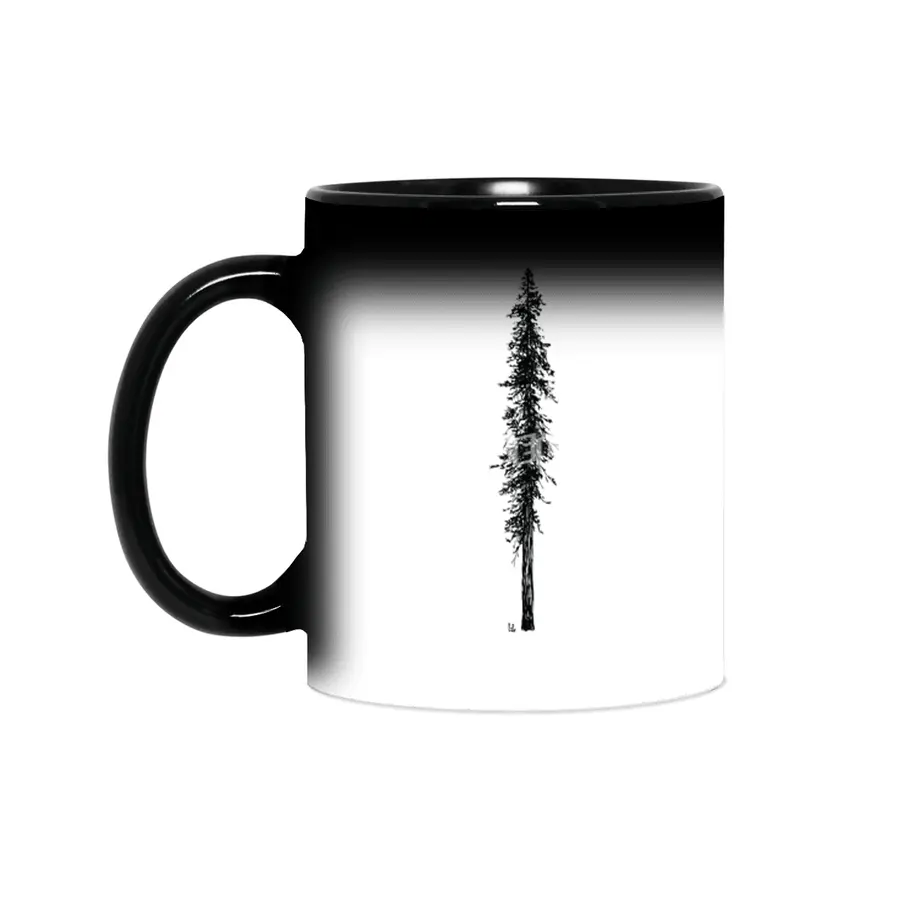 Love in the forest - a couple and their dog under a solitary, towering Douglas Fir tree Sihirli Kupa