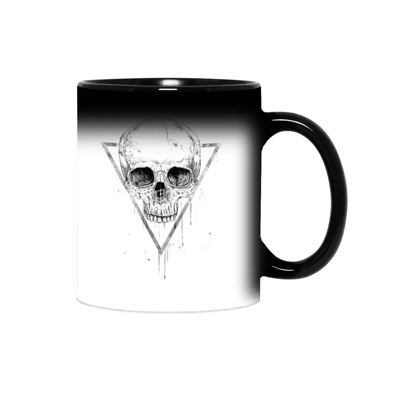 Skull in a triangle (bw) Sihirli Kupa