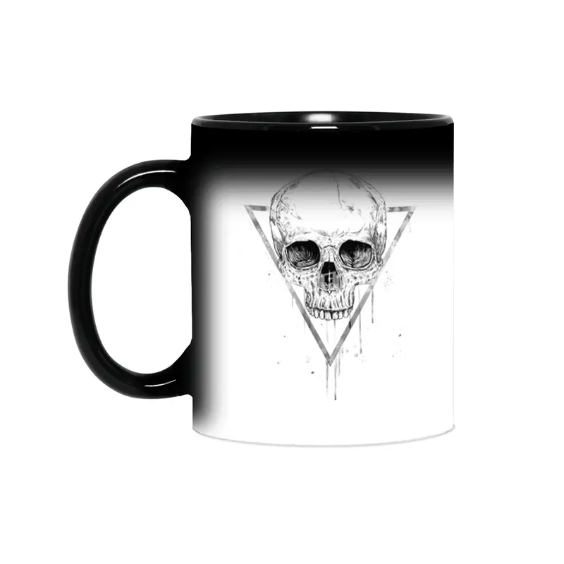 Skull in a triangle (bw) Sihirli Kupa