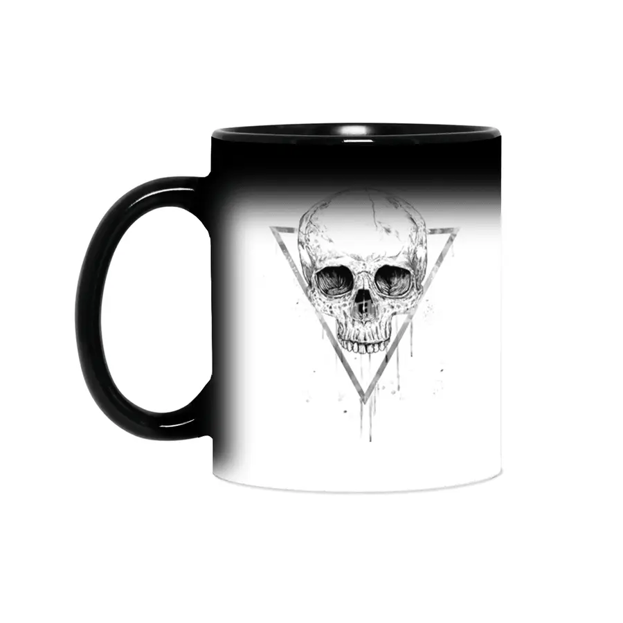 Skull in a triangle (bw) Sihirli Kupa
