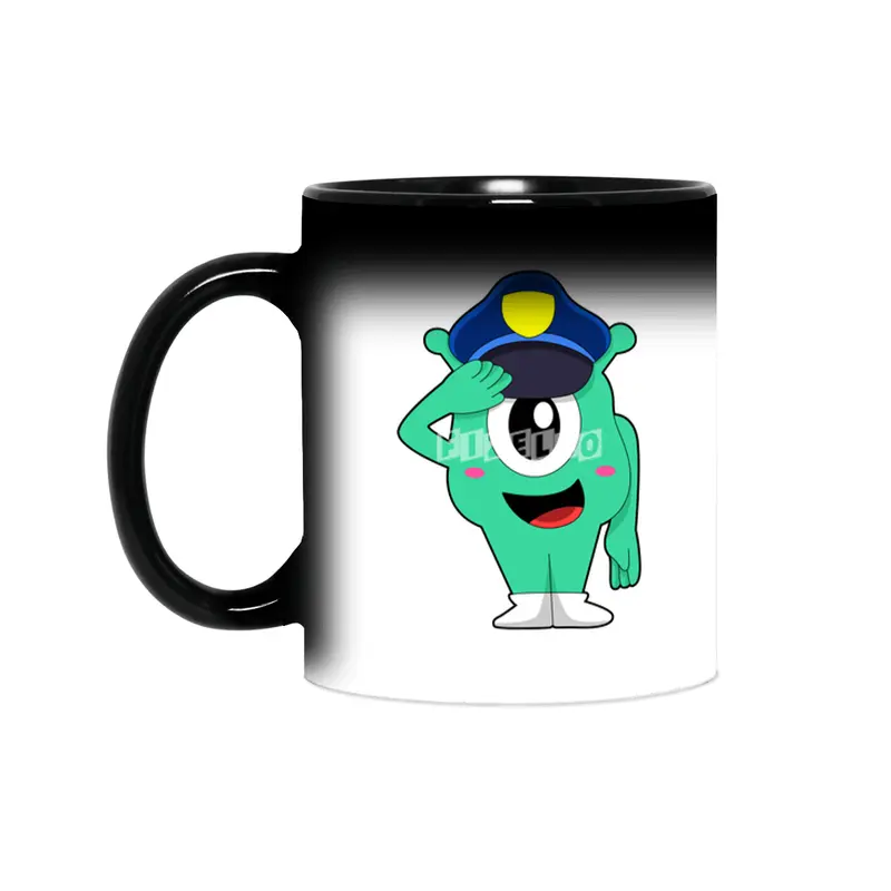 Alien as Police officer with Police hat Sihirli Kupa