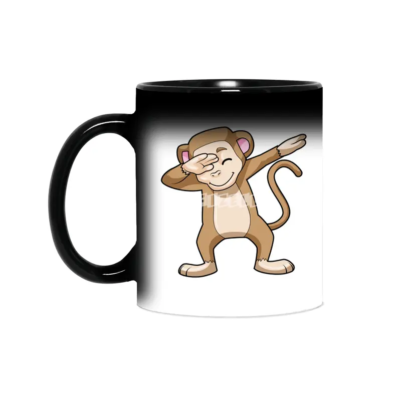 Monkey at Hip Hop Dance Dab Sihirli Kupa