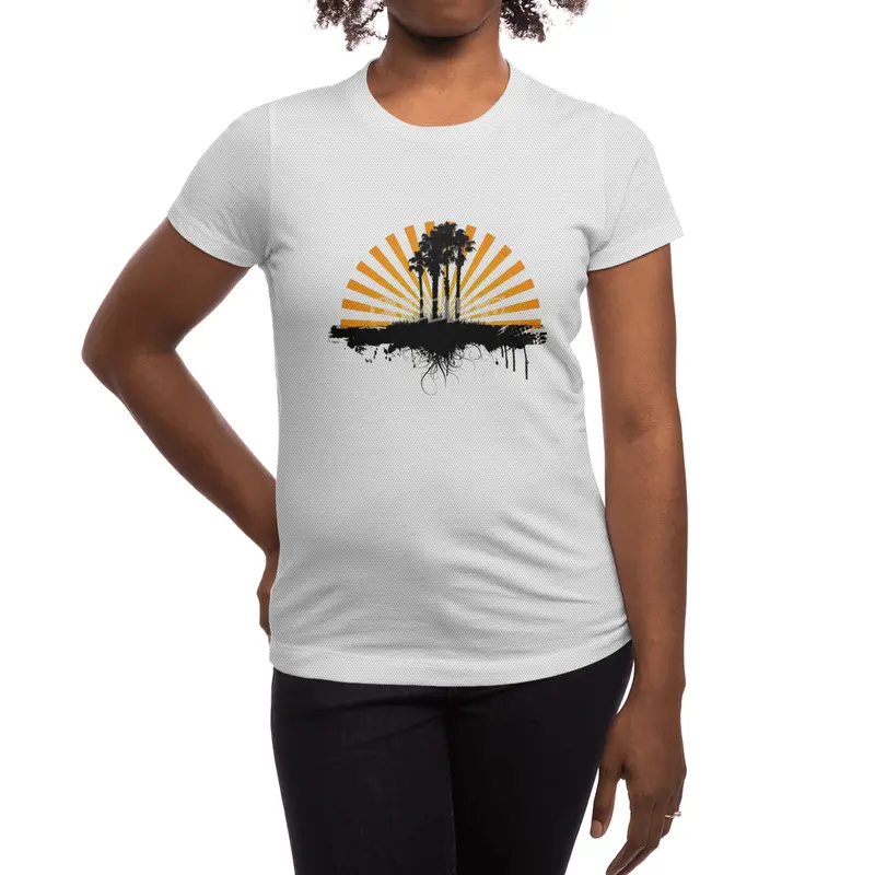 Daybreak Dreams: Seaside Sunrise Art Spor T-Shirt