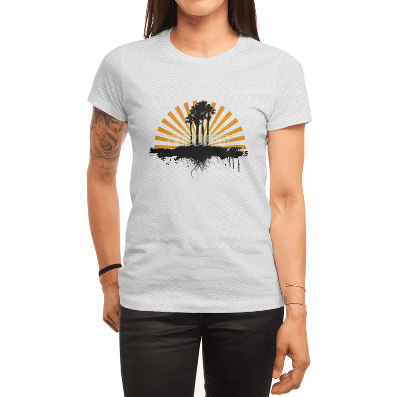 Daybreak Dreams: Seaside Sunrise Art Spor T-Shirt