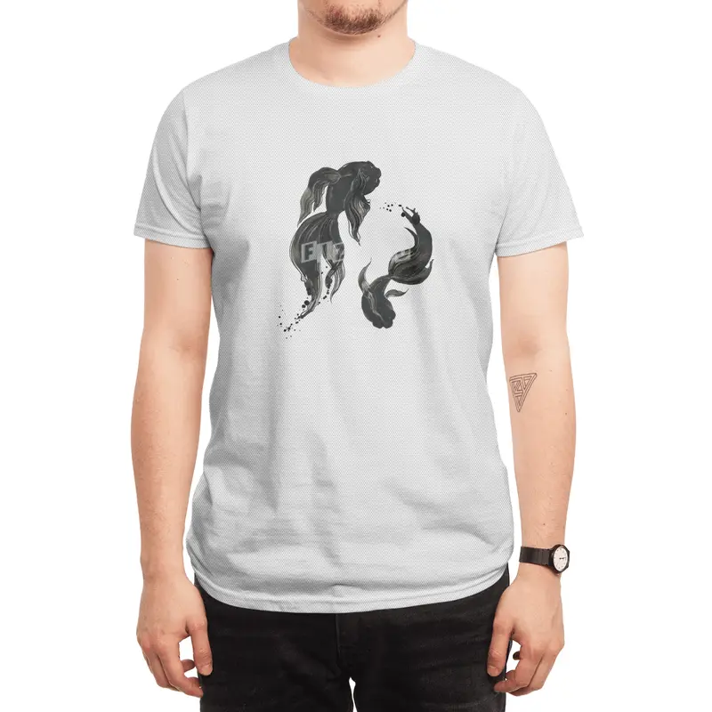 Koi fishes in Japanese painting style. Spor T-Shirt