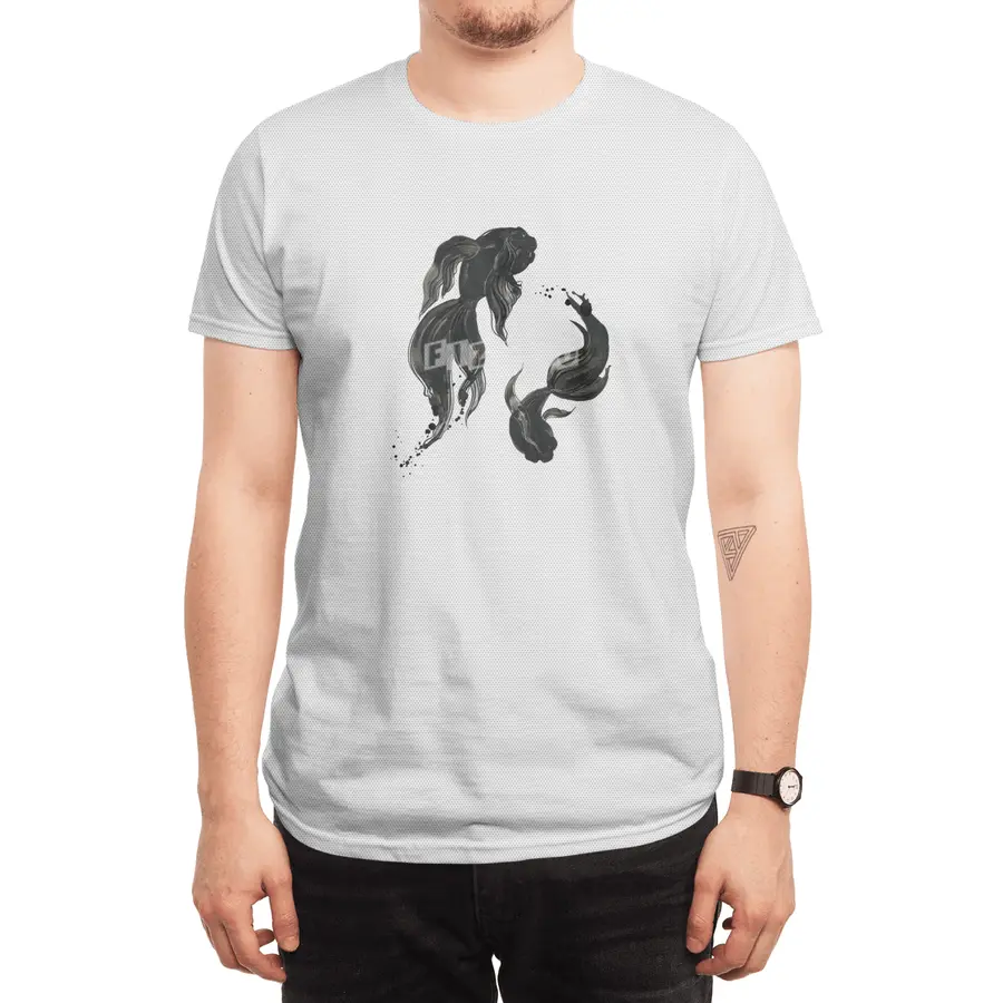 Koi fishes in Japanese painting style. Spor T-Shirt