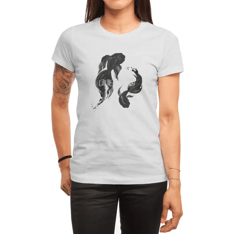 Koi fishes in Japanese painting style. Spor T-Shirt