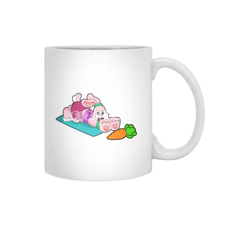 Rabbit with Carrot at Yoga on Yoga mat Beyaz Kupa